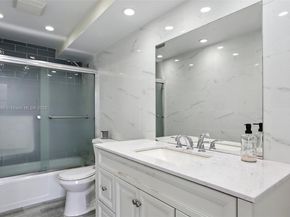 427 Golden Isles Dr 11F, Hallandale Beach FL 33009