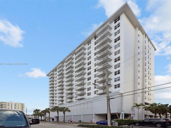 427 Golden Isles Dr 11F, Hallandale Beach FL 33009