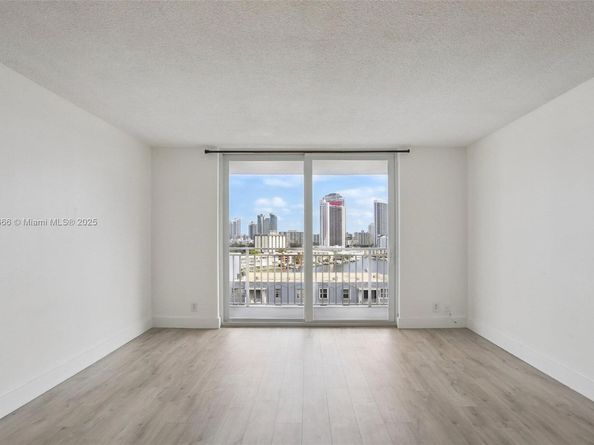 427 Golden Isles Dr 11F, Hallandale Beach FL 33009