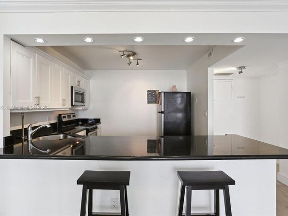 427 Golden Isles Dr 11F, Hallandale Beach FL 33009