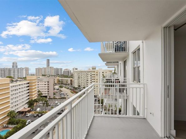 427 Golden Isles Dr 11F, Hallandale Beach FL 33009