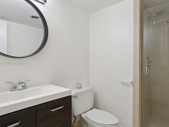 427 Golden Isles Dr 11F, Hallandale Beach FL 33009