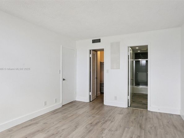 427 Golden Isles Dr 11F, Hallandale Beach FL 33009