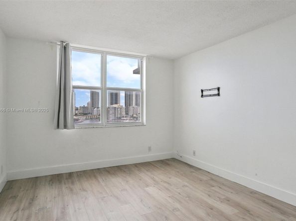 427 Golden Isles Dr 11F, Hallandale Beach FL 33009