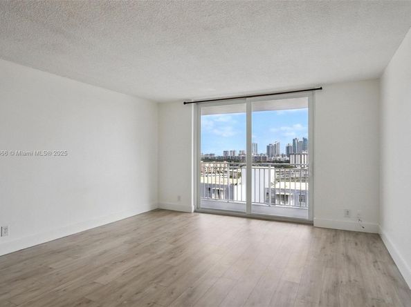 427 Golden Isles Dr 11F, Hallandale Beach FL 33009