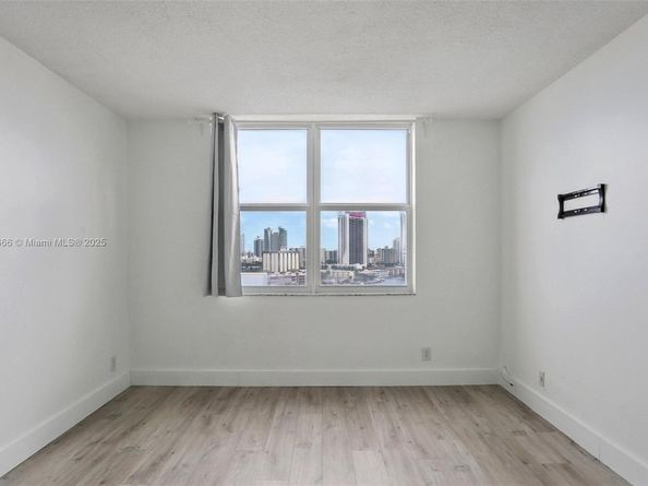 427 Golden Isles Dr 11F, Hallandale Beach FL 33009