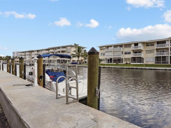 427 Golden Isles Dr 11F, Hallandale Beach FL 33009