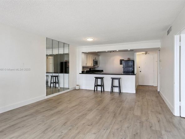 427 Golden Isles Dr 11F, Hallandale Beach FL 33009