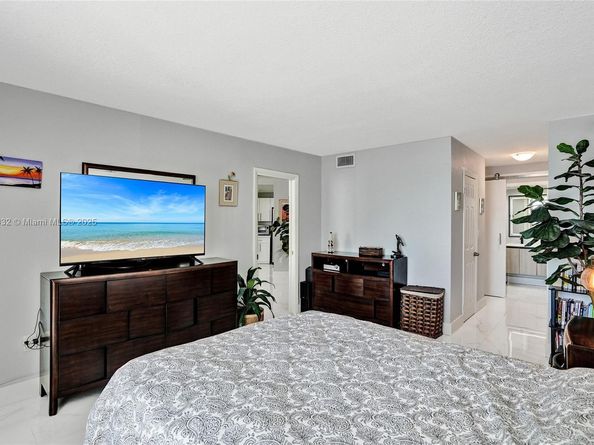 2750 NE 183rd St 2412, Aventura FL 33160