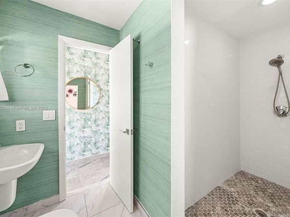 2701 N Bay Rd, Miami Beach FL 33140