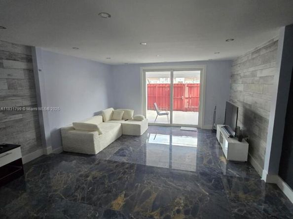 606 NW 107th Ave 11B, Miami FL 33172