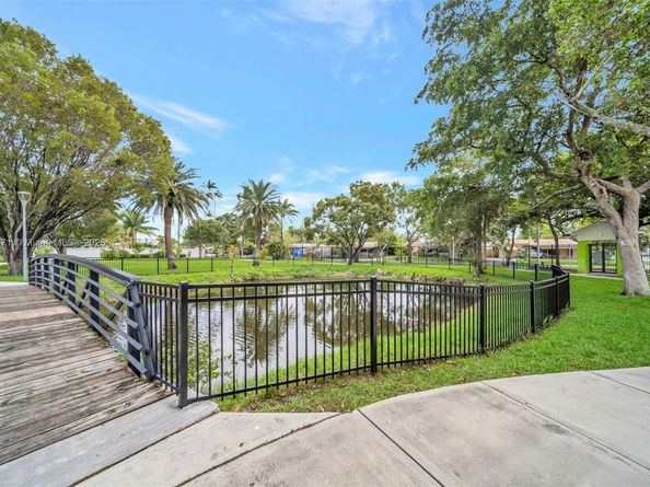 741 SW 2nd Ct, Hallandale Beach FL 33009