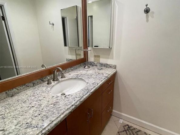 4000 N Hills Dr 32, Hollywood FL 33021
