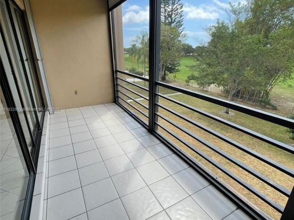 4000 N Hills Dr 32, Hollywood FL 33021