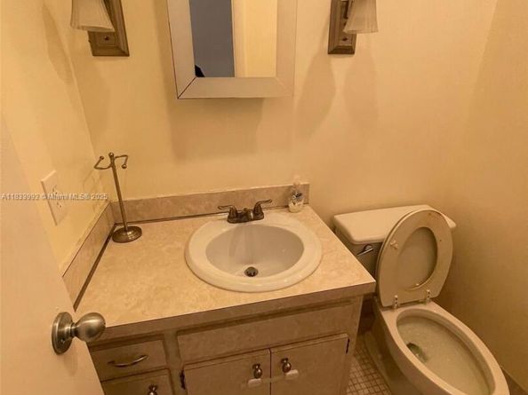 4000 N Hills Dr 32, Hollywood FL 33021