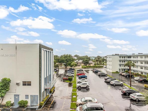 4050 NW 42nd Ave 413, Lauderdale Lakes FL 33319