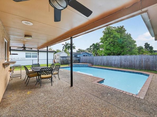 1621 NW 110th Ter, Pembroke Pines FL 33026