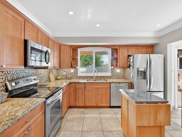 1621 NW 110th Ter, Pembroke Pines FL 33026