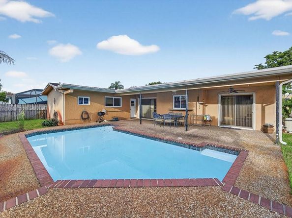 1621 NW 110th Ter, Pembroke Pines FL 33026