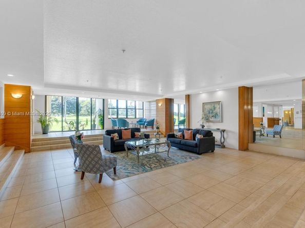 16300 Golf Club Rd 401, Weston FL 33326