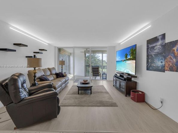 16300 Golf Club Rd 401, Weston FL 33326