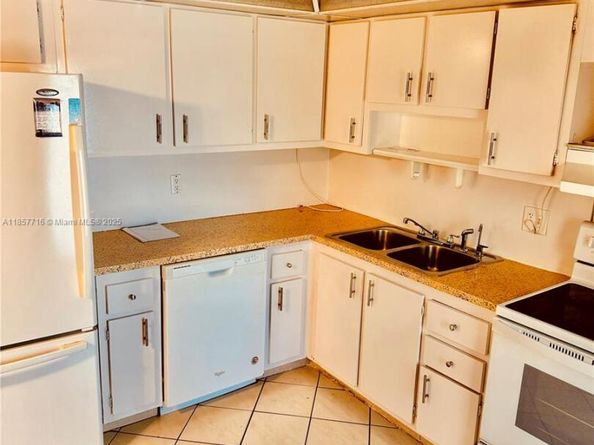 6100 S Falls Cir Dr 205, Lauderhill FL 33319