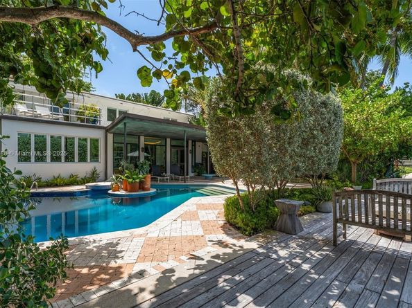 6165 Pine Tree Dr, Miami Beach FL 33140