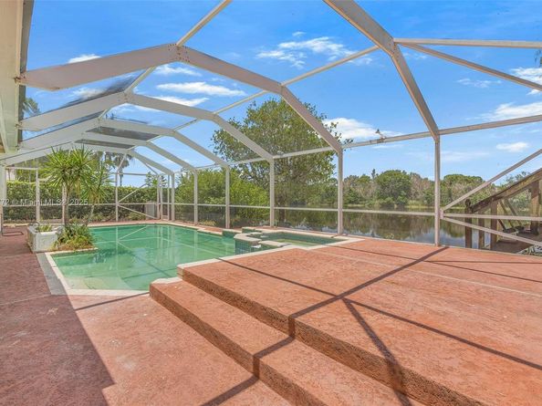 20211 NW 10th St, Pembroke Pines FL 33029