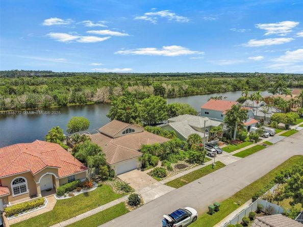 20211 NW 10th St, Pembroke Pines FL 33029