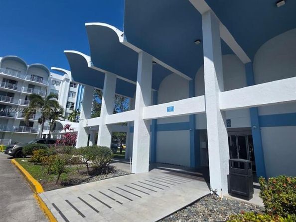486 NW 165th St Rd B405, Miami FL 33169