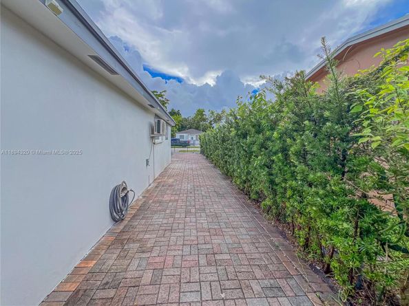 735 NW 122nd St, North Miami FL 33168
