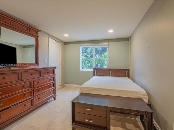 735 NW 122nd St, North Miami FL 33168