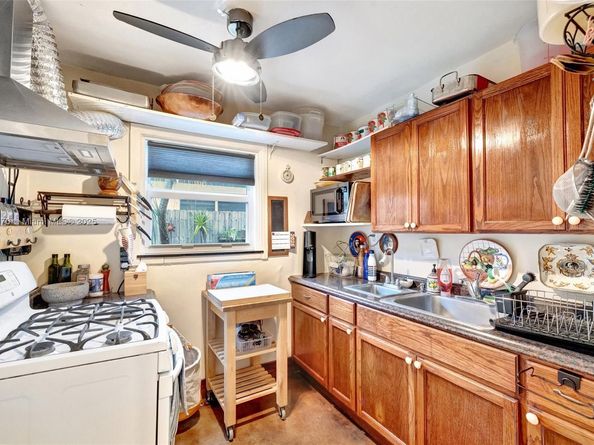 1401 NE 33rd St, Oakland Park FL 33334