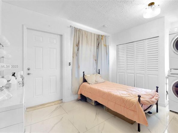 640 NE 160th St, Miami FL 33162