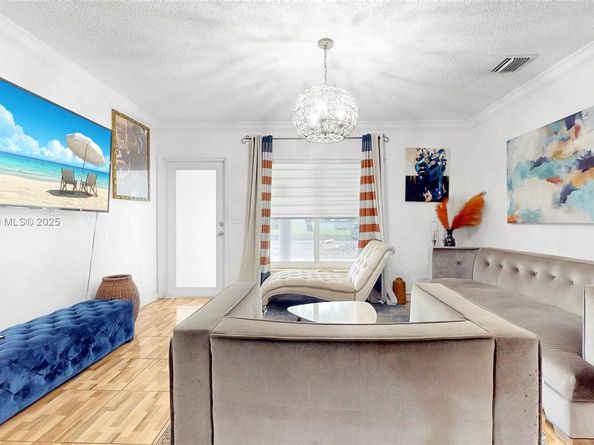 640 NE 160th St, Miami FL 33162