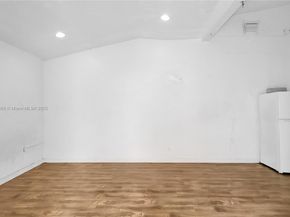 640 NE 160th St, Miami FL 33162