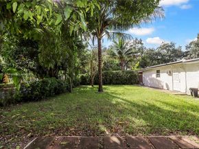 640 NE 160th St, Miami FL 33162