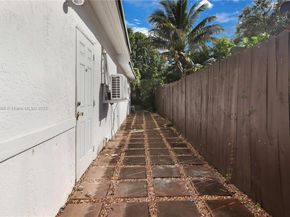 640 NE 160th St, Miami FL 33162