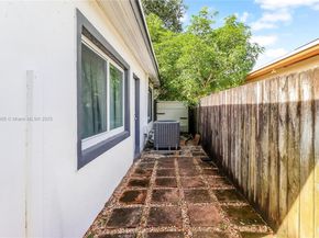 640 NE 160th St, Miami FL 33162