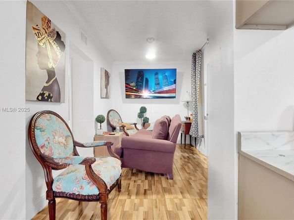 640 NE 160th St, Miami FL 33162