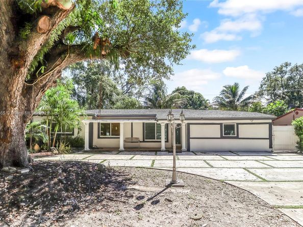 640 NE 160th St, Miami FL 33162