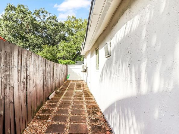 640 NE 160th St, Miami FL 33162