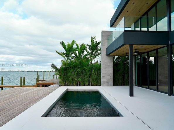 1041 N Venetian Dr, Miami FL 33139