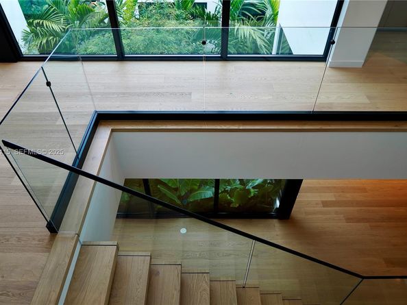 1041 N Venetian Dr, Miami FL 33139