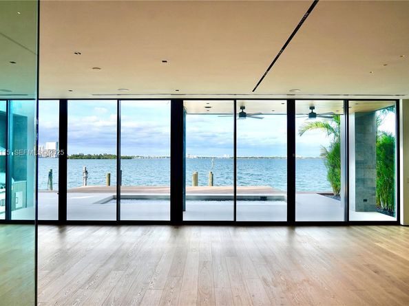 1041 N Venetian Dr, Miami FL 33139