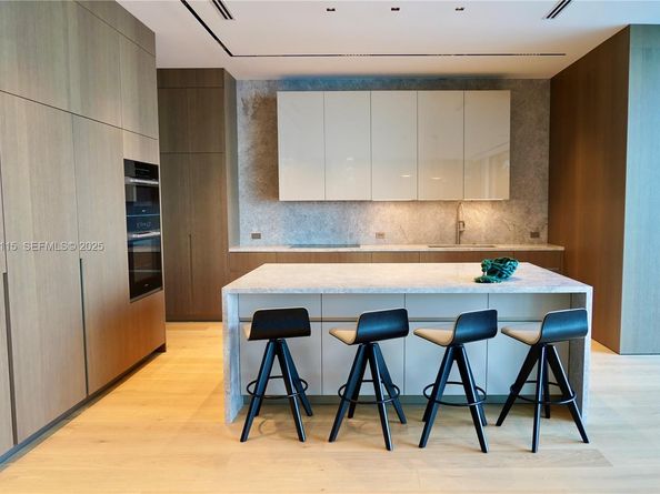 1041 N Venetian Dr, Miami FL 33139