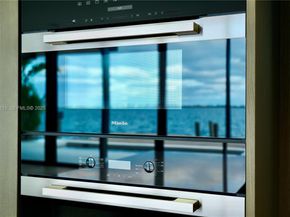 1041 N Venetian Dr, Miami FL 33139