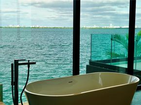 1041 N Venetian Dr, Miami FL 33139