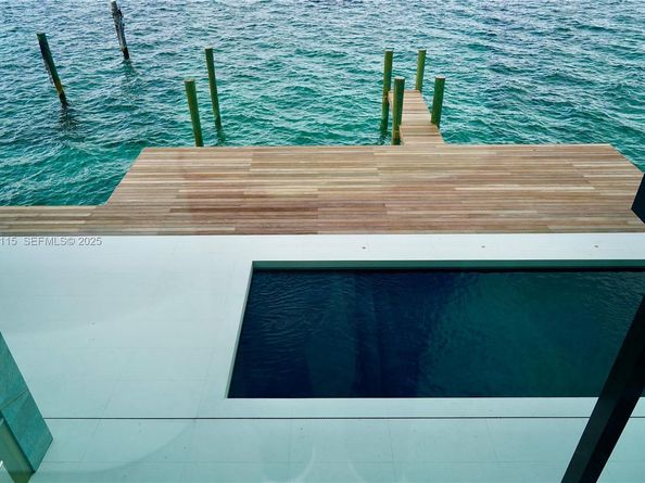 1041 N Venetian Dr, Miami FL 33139