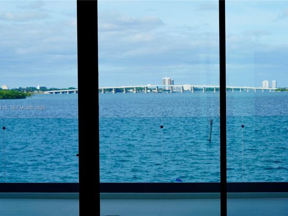 1041 N Venetian Dr, Miami FL 33139